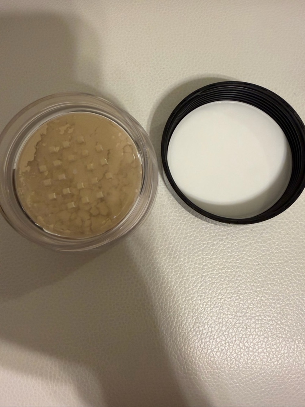 Laura Mercier Translucent Loose Setting Powder - Translucent - Picture 2 of 4